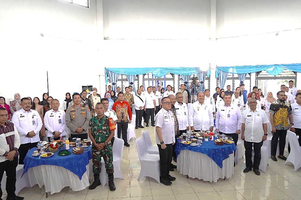 BERSAMA: Para tamu undangan berfoto bersama pada Peringatan Hari Bakti Kemenimipas Ke-1. (Dok: Imigrasi)