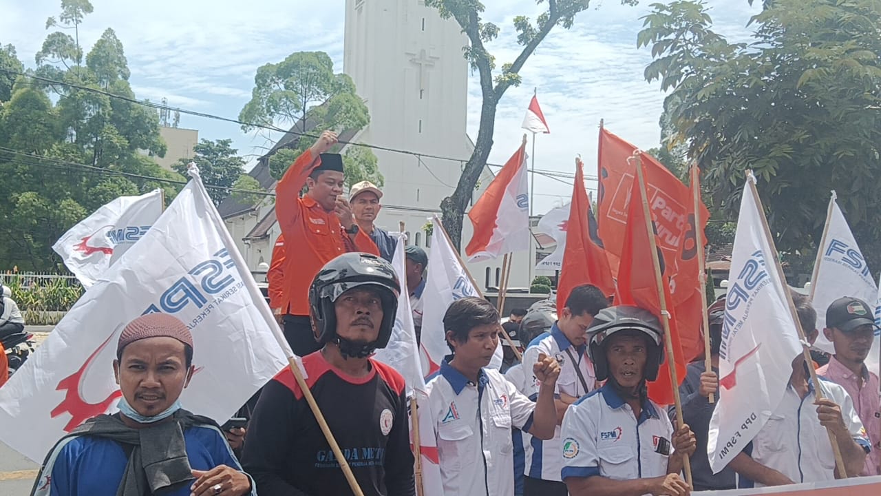 PIMPIN: Ketua Exco Partai Buruh sekaligus Ketua Federasi Serikat Pekerja Metal Indonesia (FSPMI) Provinsi Sumatera Utara (Sumut), Willy Agus Utomo saat memimpin aksi buruh. (Dok: istimewa)