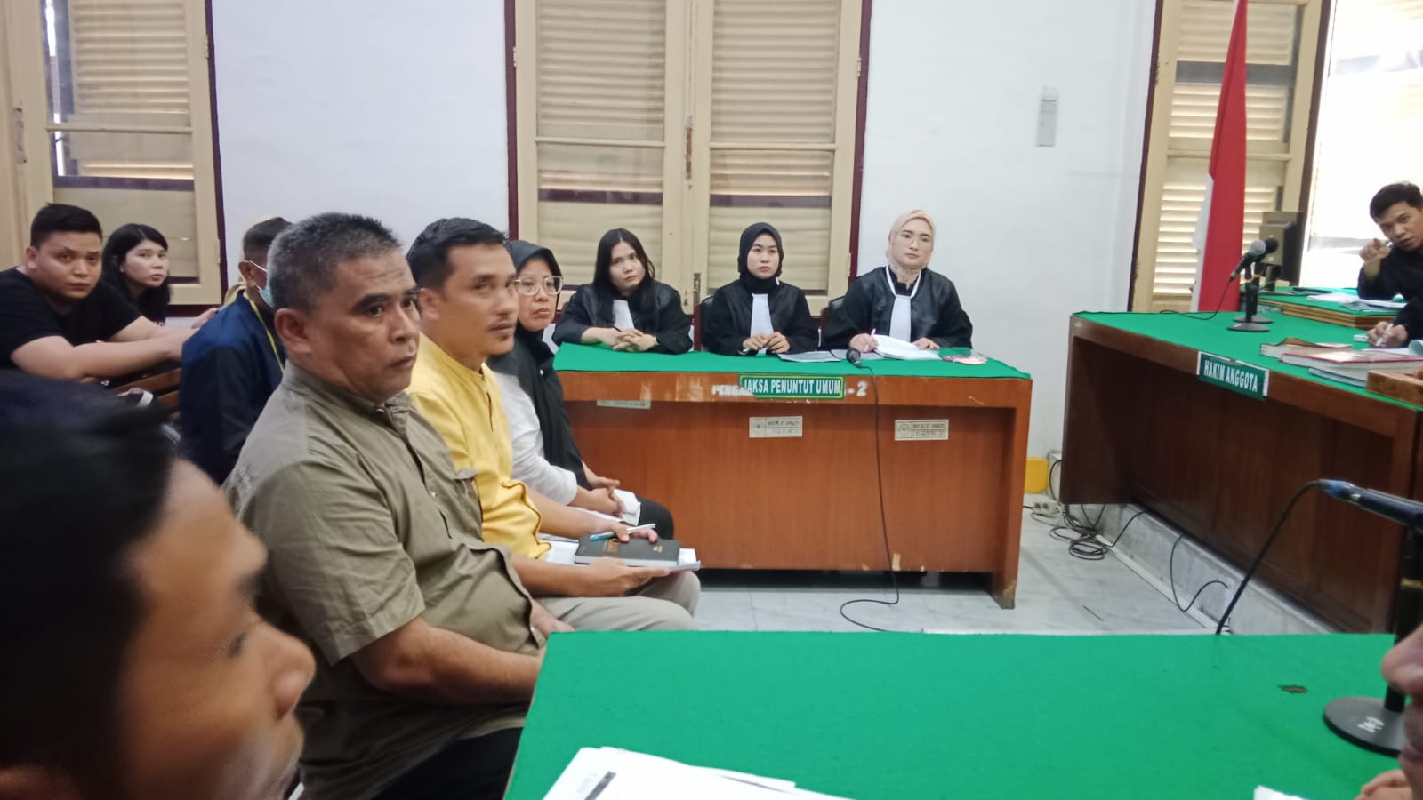 DAKWAAN: Tiga terdakwa dugaan korupsi Dana BOS di SMAN 16 Medan jalani sidang, Jumat (21/11/2025). (Dok: istimewa)