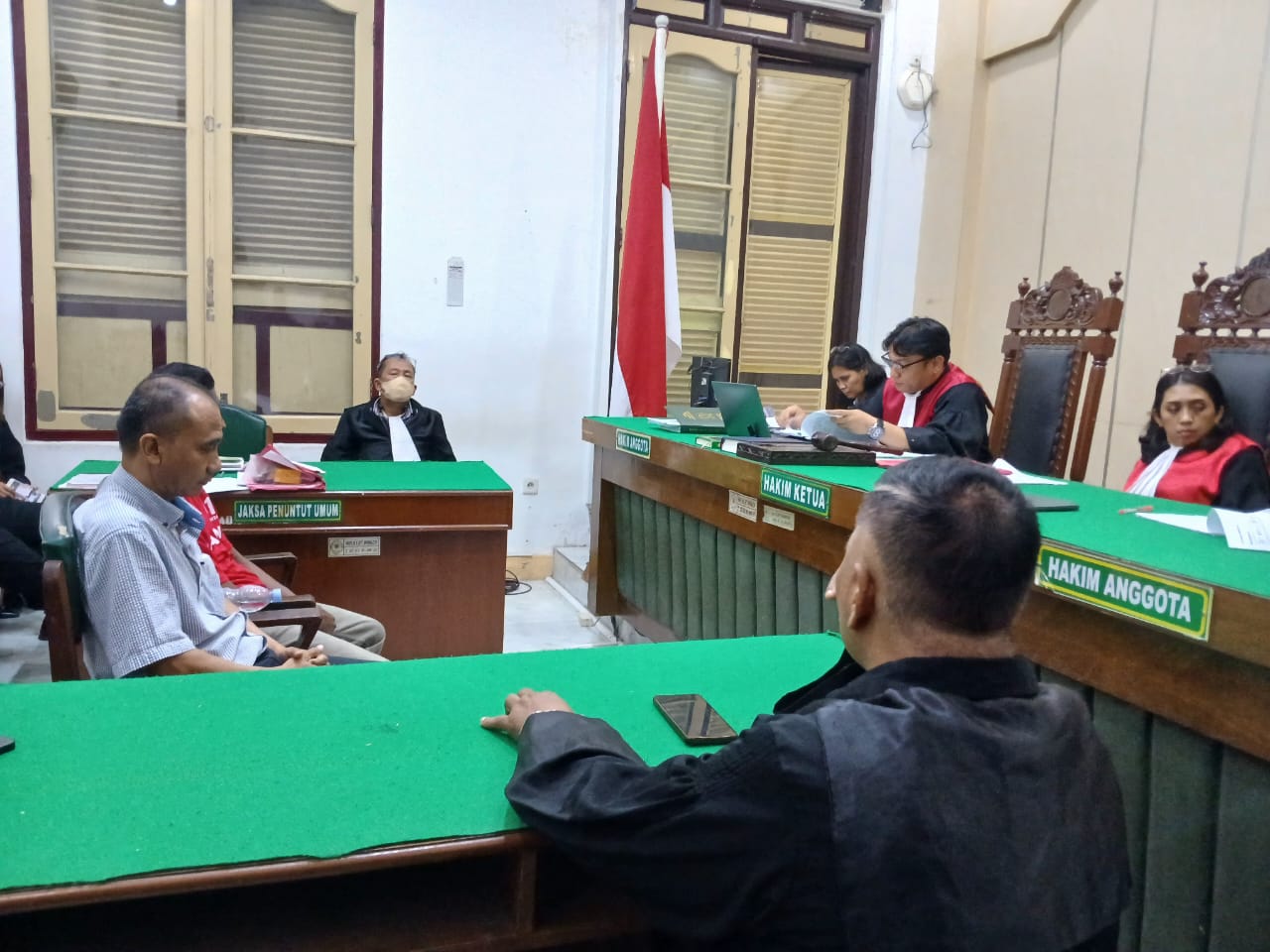 PUTUSAN: Wakil Rektor UDA Yudi Saputra dan Nanda Ram selaku Satpam Kampus, menjalani sidang putusan di PN Medan, Jumat (21/11) sore. (Dok: istimewa)