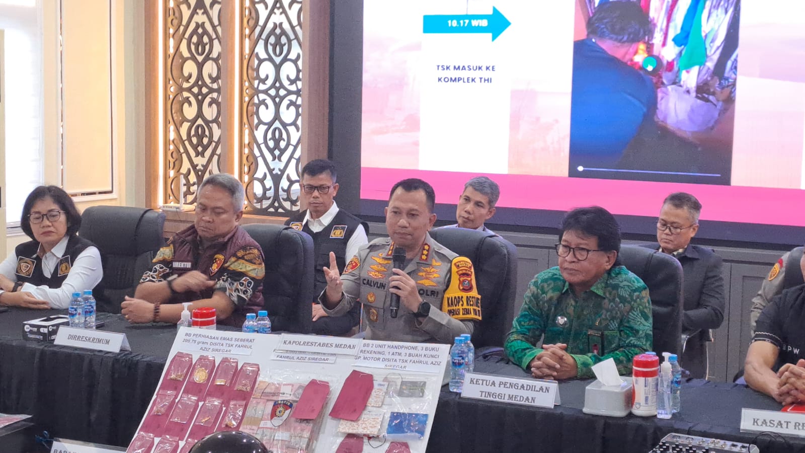 RUMAH HAKIM: Kapolrestabes Medan, Kombes Pol Jean Calvijn Simanjuntak memaparkan kasus pembakaran rumah hakim PN Medan, Jumat (21/11/2025) sore. (Dok: istimewa)