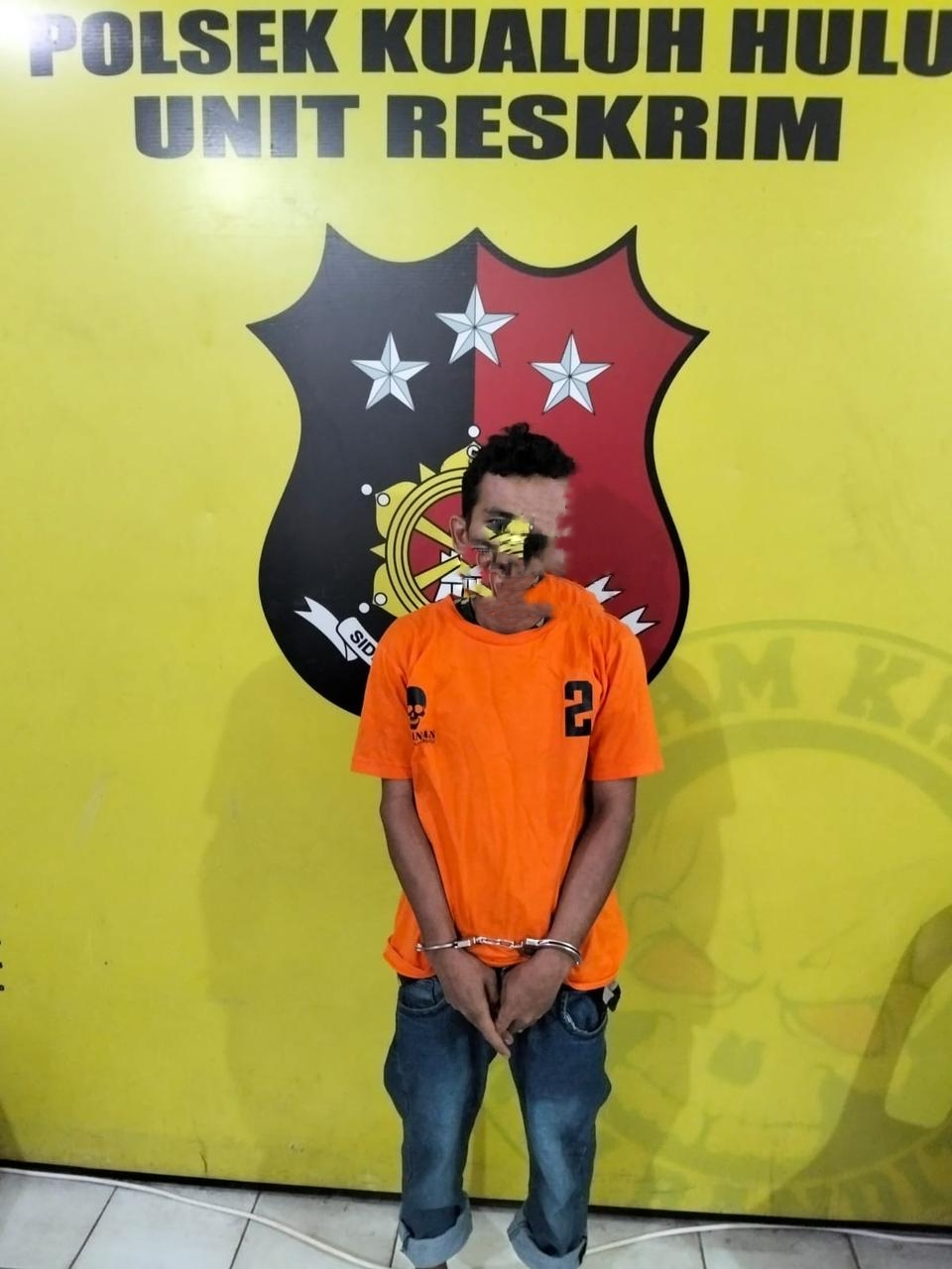 Tersangka BK, saat diamankan di Polsek Kualuh Hulu. (INDRA/SUMUT POS)