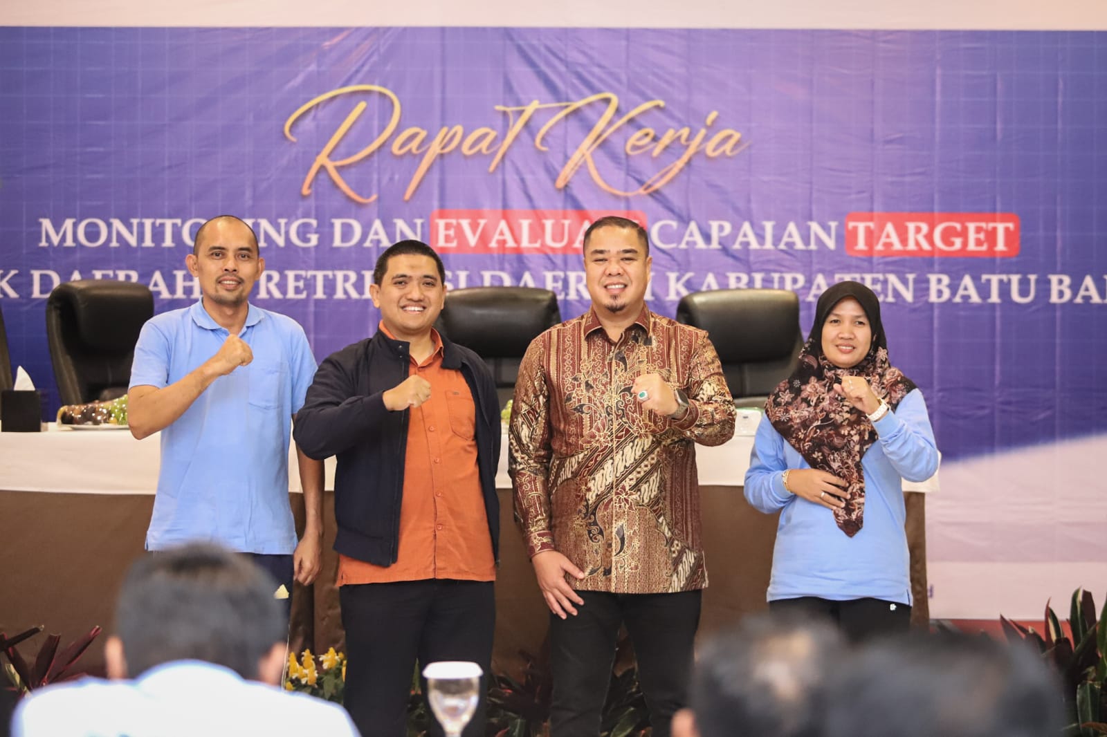 Wakil Bupati Batubara Syafrizal, S.E., M.AP bersamaPlt. Kepala Bapenda Mei Linda Suryanti Lubis saat hadiri Rapat Monitoring dan Evaluasi Capaian Target Pajak dan Retribusi Daerah Kabupaten Batubara.