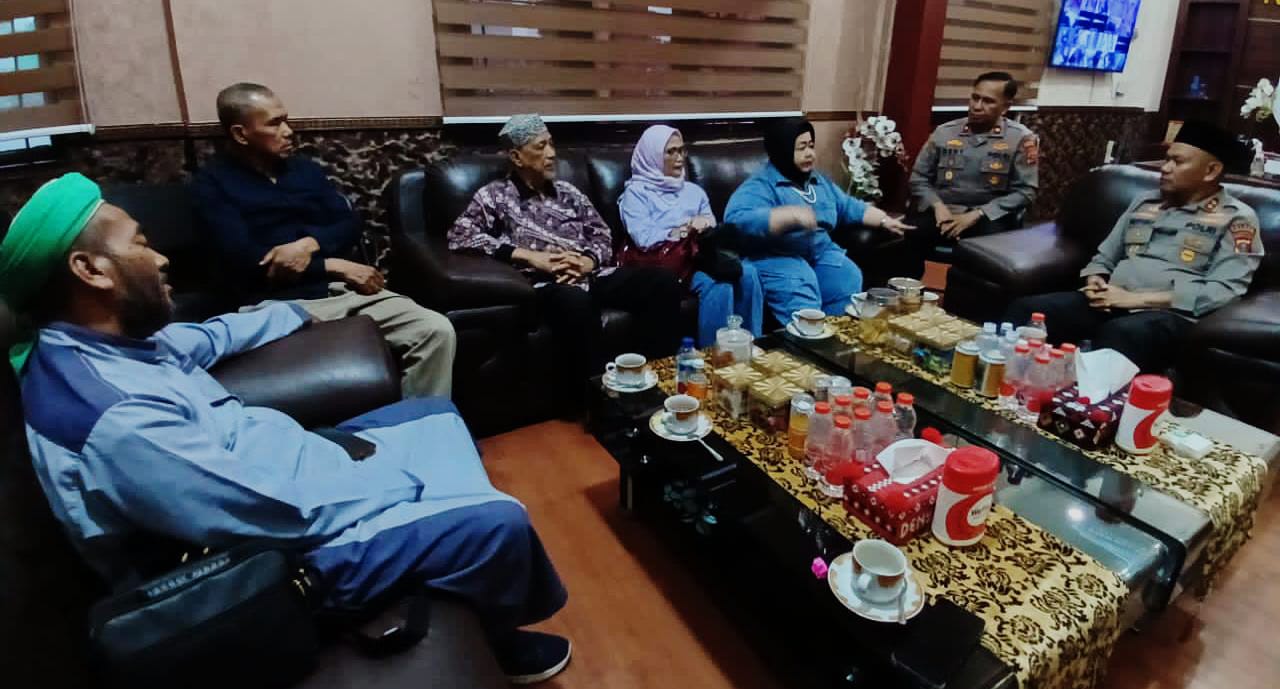BELAWAN:  Penjelasan Kapolres Pelabuhan Belawan AKBP Wahyudi Rahman SH SIK MM CPHR CBA kepada pengacara dan Tim Kuasa PB.Al Washliyah tentang penundaan pelaksanaan eksekusi tanah seluas 32 hektar.