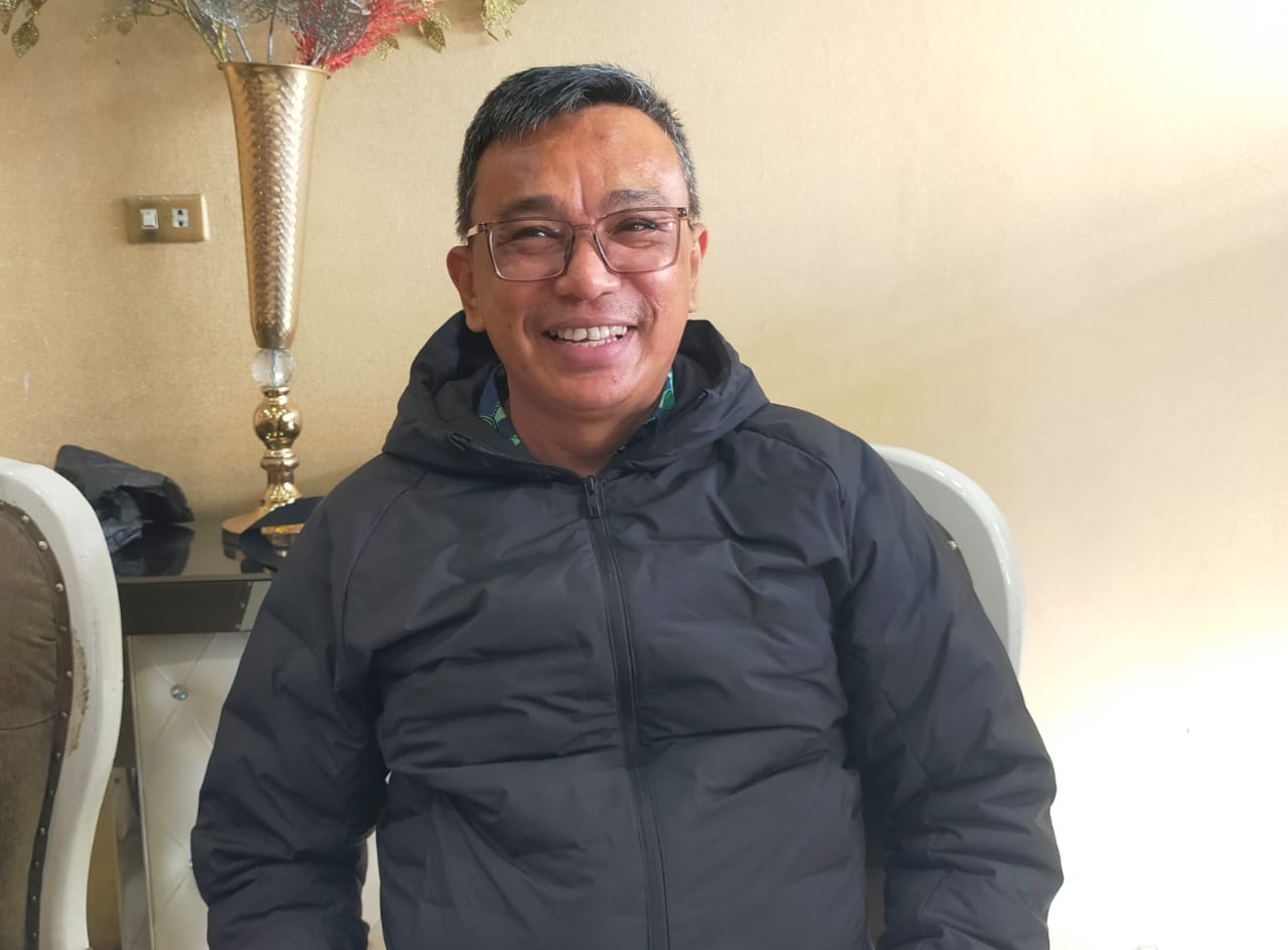 JELASKAN. Manager operasional PT GRUTI, Kery Sinaga menjelaskan kepada wartawan terkait aktivitas dilakukan perusahaan, Jumat (21/11/2025). (RUDY SITANGGANG/SUMUT POS)