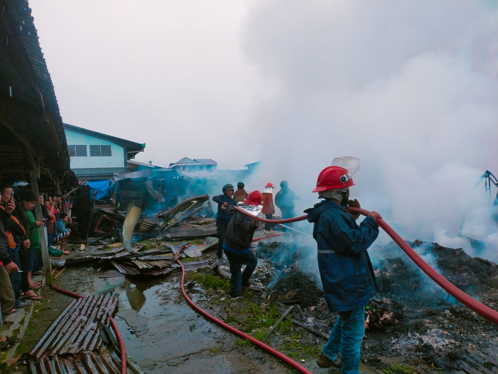 TERBAKAR. Puluhan lapak pedagang pakaian bekas / monza  di Pusat Pasar Sidikalang, Dairi, hangus terbakar, Jumat (21/11/2025) pagi. (Sumut pos/Istimewa).