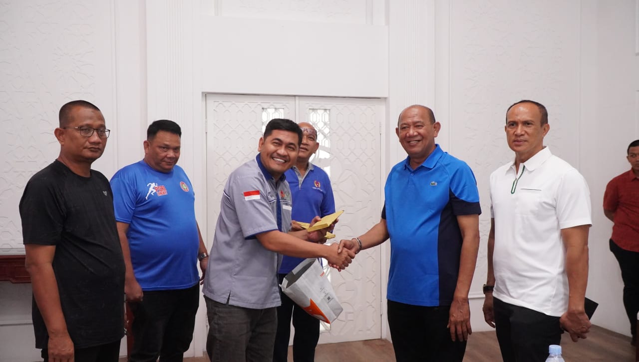 Bupati Langkat, Syah Afandin saat memberikan bantuan alat latihan kepada cabor. (Diskominfo Langkat/Sumut Pos)