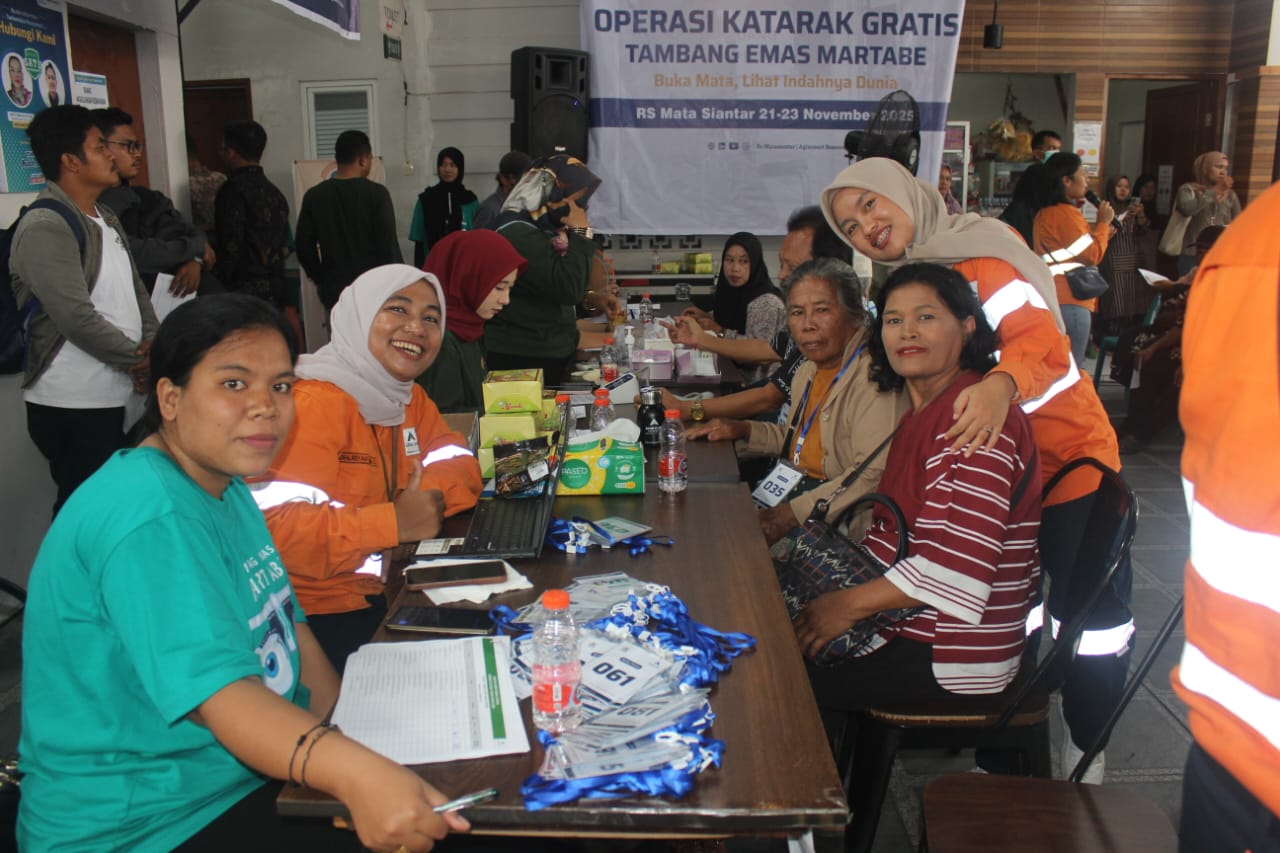 Petugas rumah sakit dibantu staf dari  PT Agincourt Resources (PTAR) melayani masyarakat di meja registrasi dan cek kesehatan. (PRA EVASI/SUMUT POS)