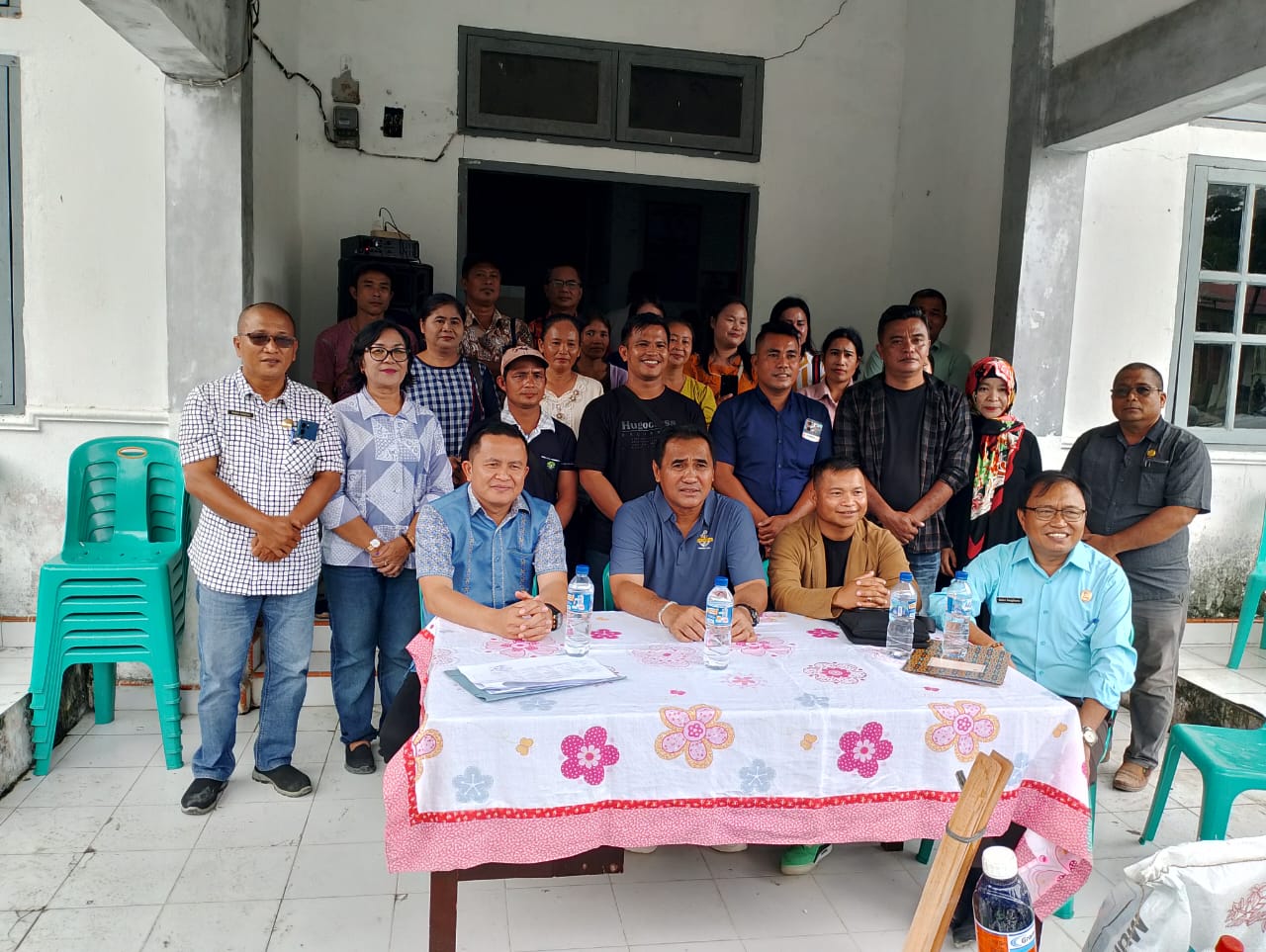 Foto Bersama : Wabup Nisel, Ir. Yusuf Nache, ST.,MM dan anggota DPRD berfoto bersama dengan kelompok tani. (Eriusman Duha/ Sumut Pos)