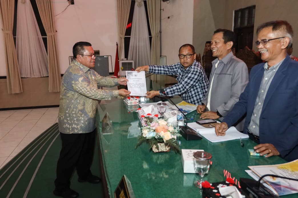 Walikota Pematangsiantar Wesly Silalahi menyerahkan nota jawaban kepada Pimpinan DPRD Siantar. (PRA EVASI/SUMUT POS)