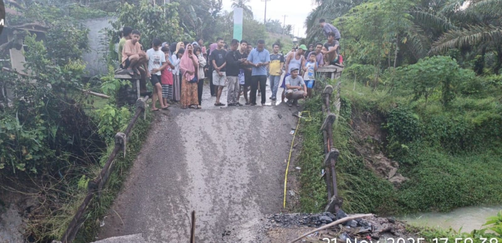 PUTUS: Jembatan penghubung tiga desa putus di Kecamatan Marbau, Labuhanbatu Utara (Dok: Fajar/Sumut Pos)