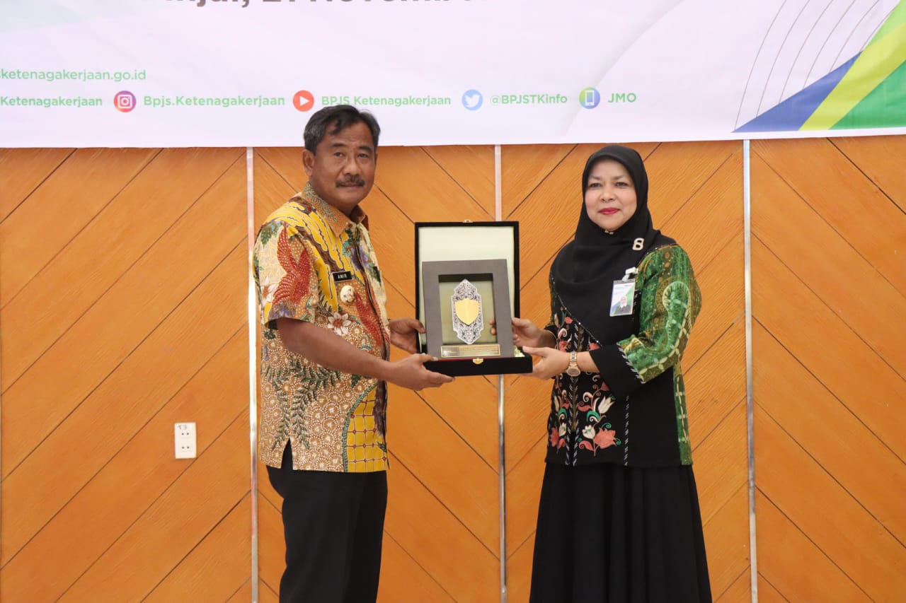 CENDERAMATA: Kepala BPJS Ketenagakerjaan Cabang Binjai, Syarifah Wan Fatimah (kanan) menyerahkan cenderamata kepada wali kota, Amir Hamzah. (Dok: Diskominfo Binjai)