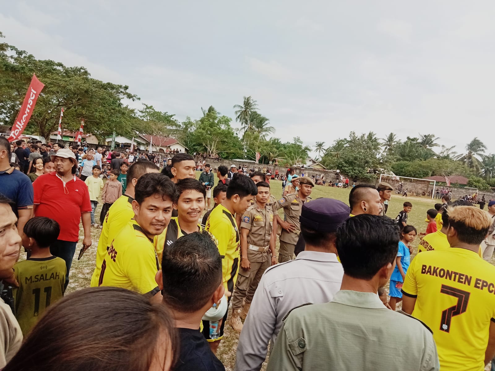 TONTON: Penonton membludak saat pembukaan Turnamen Sepak Bola Piala Bupati dan Wakil Bupati Sergai 2025. (Dok: istimewa)