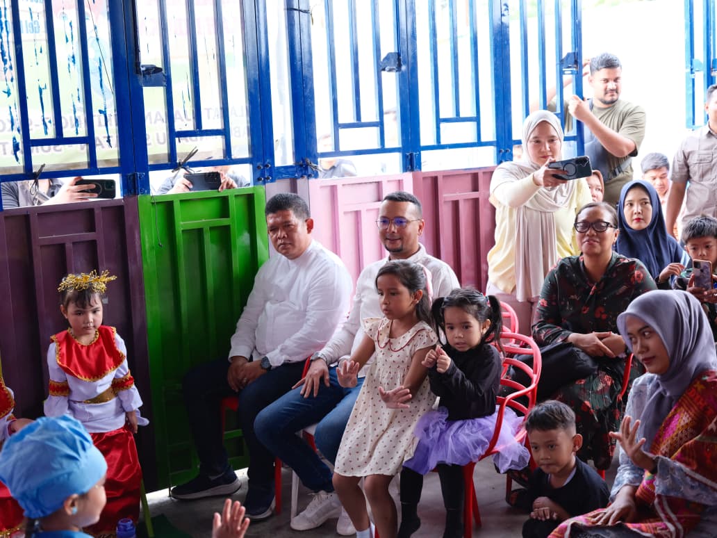 HADIR: Bupati Labuhanbatu Selatan, Fery Sahputra Simatupang saat menghadiri Hari Guru di TK Cerdas Mandiri. (Dok: istimewa)