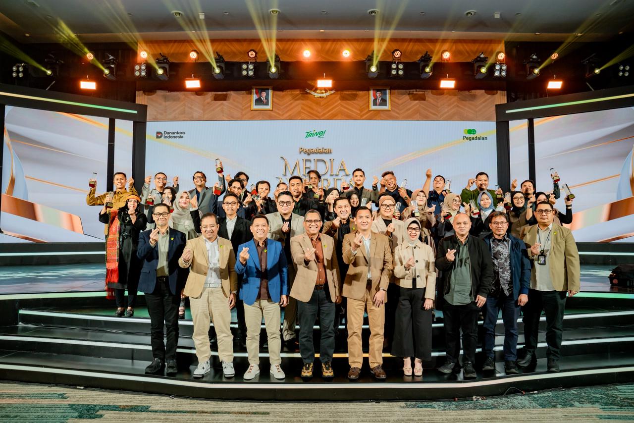 Direktur Utama PT Pegadaian Damar Latri Setiawan beserta jajaran manajemen Pegadaian foto bersama pemenang    Pegadaian Media Awards (PMA) 2025 di Ballroom The Gade Tower, Jakarta, pada Kamis&nbsp;(20/11).