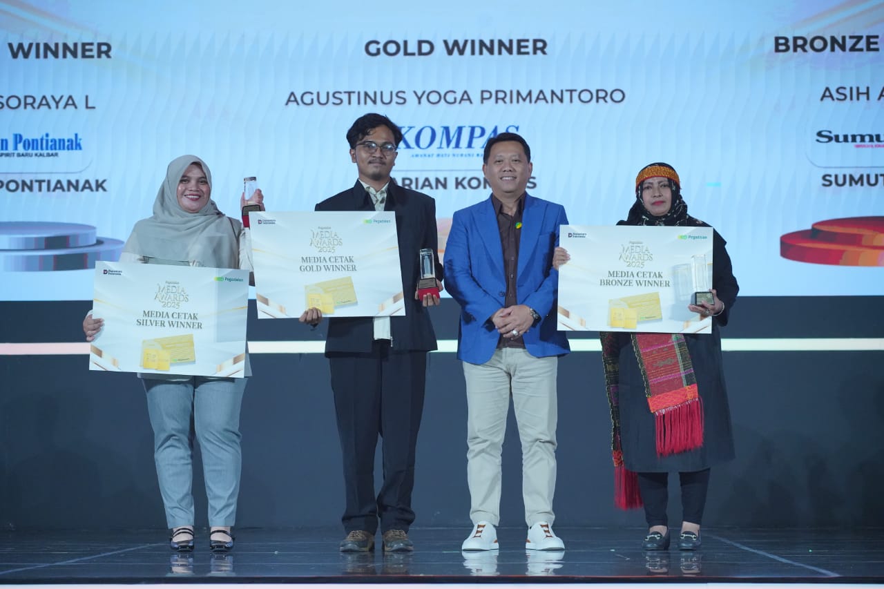 Para pemenang Pegadaian Media Awards 2025 Kategori Media Cetak foto bersama di Malam Penganugerahan Pegadaian Media Awards (PMA) 2025 di Ballroom The Gade Tower, Jakarta, pada Kamis&nbsp;(20/11).&nbsp;(ist)