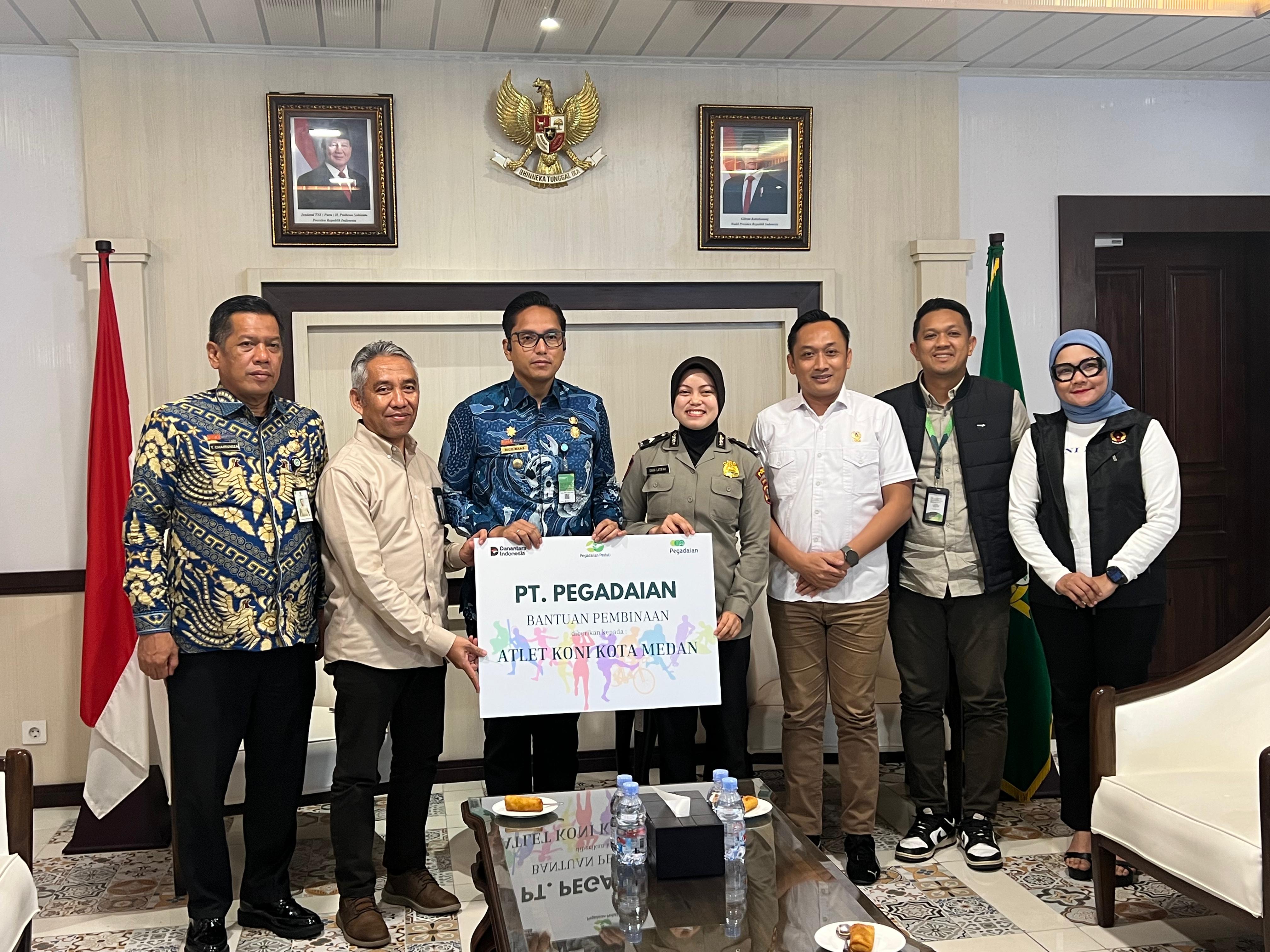 Deputi Operasional PT Pegadaian Kanwil Sumut-Aceh Basuki Tri Andayani di sela acara audiensi dengan Wali Kota Medan, Rico Waas, dalam memberikan dukungan kepada atlit berprestasi.