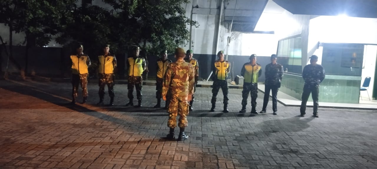 Personel TNI Koramil 13/TT Kodim 0204/DS bersama anggota GM FKPPI mengikuti apel kesiapan sebelum melaksanakan patroli malam di wilayah Kota Tebingtinggi, Minggu (23/11/2025). (AZAN PURBA/ SUMUT POS)