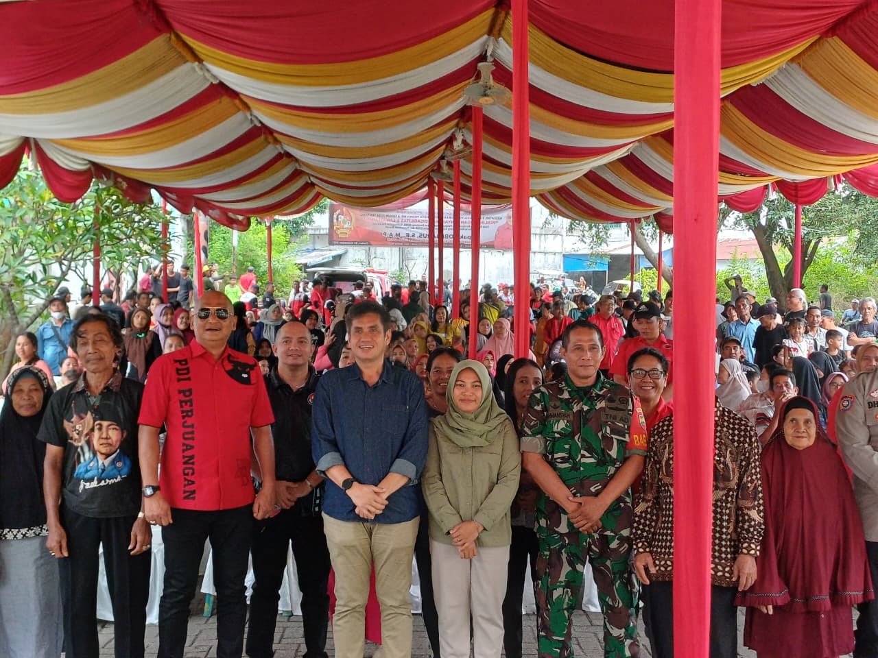 Ketua Fraksi PDI Perjuangan DPRD Kota Medan, Robi Barus SE M.AP berfoto bersama masyarakat usai menggelar Sosialisasi Perda Kota Medan No.2 Tahun 2024 di Kelurahan Pulo Brayan Kota, Medan Barat.