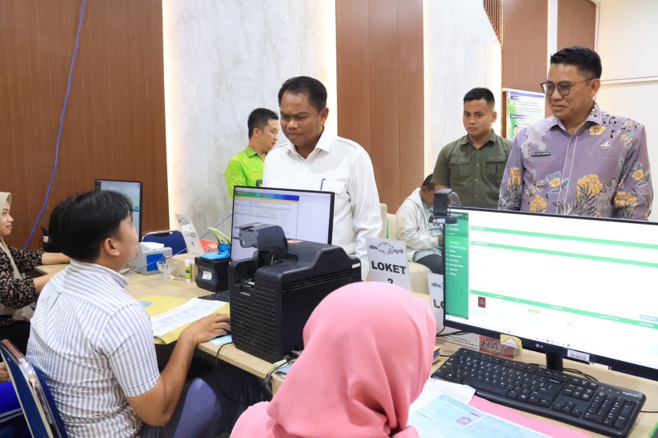 Bupati Sergai Darma Wijaya saat kunjungan ke Kantor dinas Dukcapil Sergai yang baru di Perbaungan.( Fadly/ Sumut Pos)