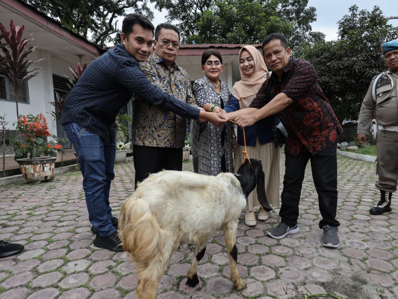 Camat Siantar Barat Herwan Saragih menerima hewan ternak kambing hadiah lomba berupa HKG PKK Sumut. (PRA EVASI/SUMUT POS)