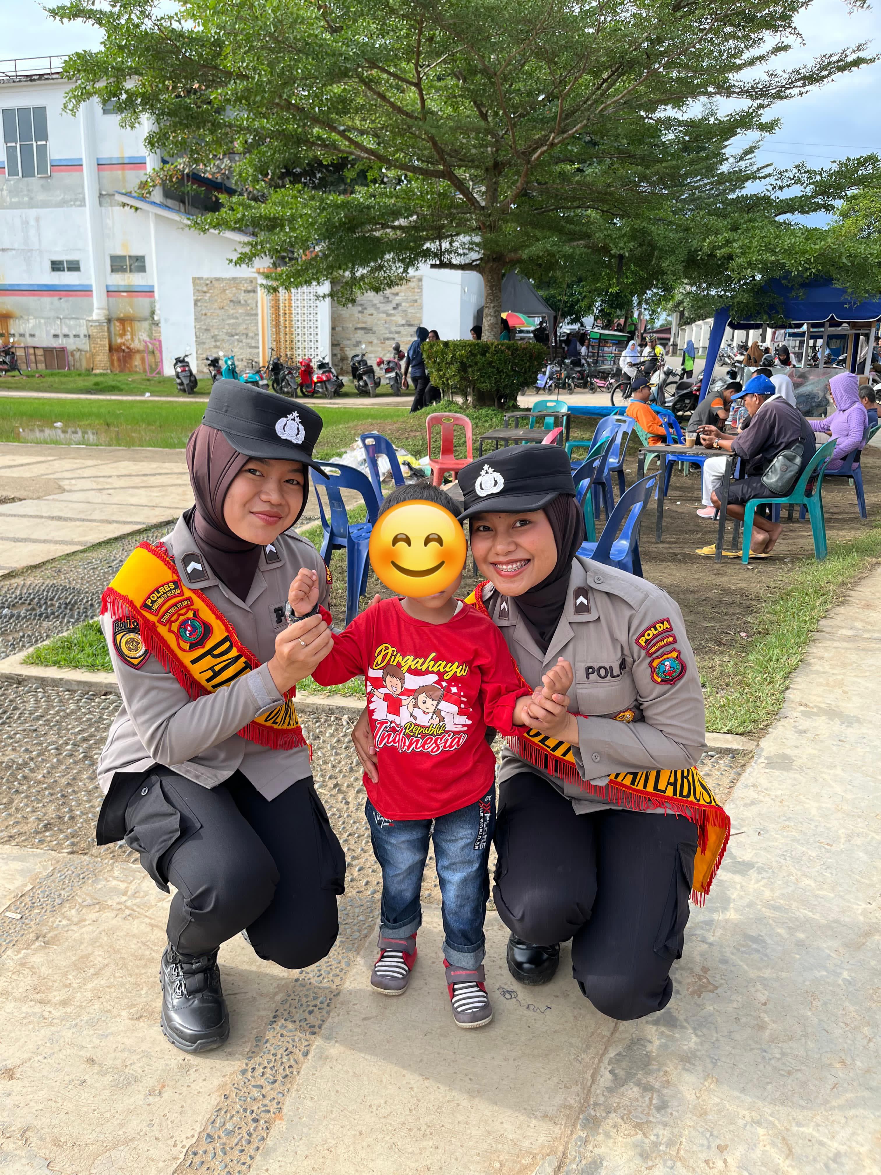 Polisi Wanita (Polwan) Polres Labusel yang melaksanakan patroli dialogis mengabadikan diri bersama masyarakat. (KHAIRUDDIN/SUMUT POS)