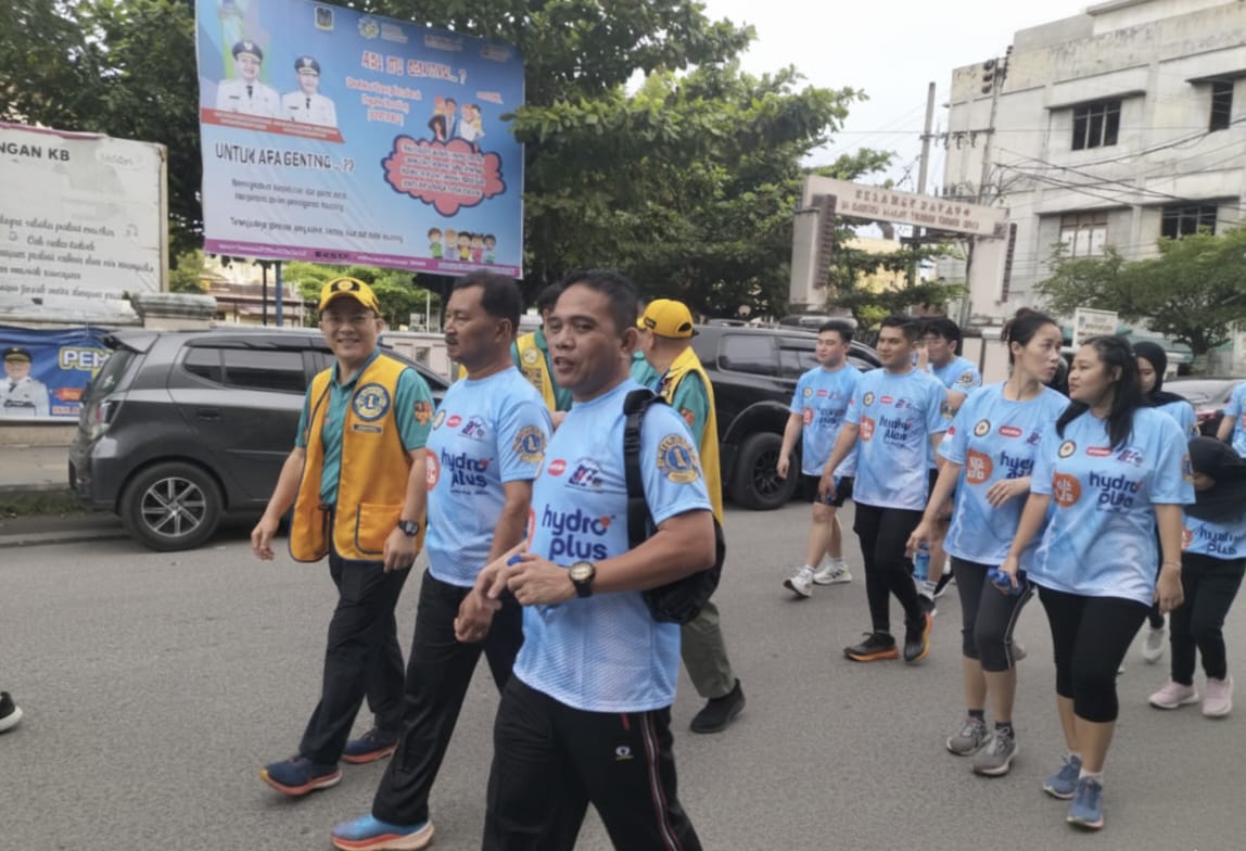 Kasat Reskrim Polres  AKP Budi Sihombing, bersama Peserta kegiatan jalan santai tampak berjalan bersama menyusuri rute acara di Kota Tebingtinggi (23/11/2025). (AZAN PURBA/SUMUT POS)
