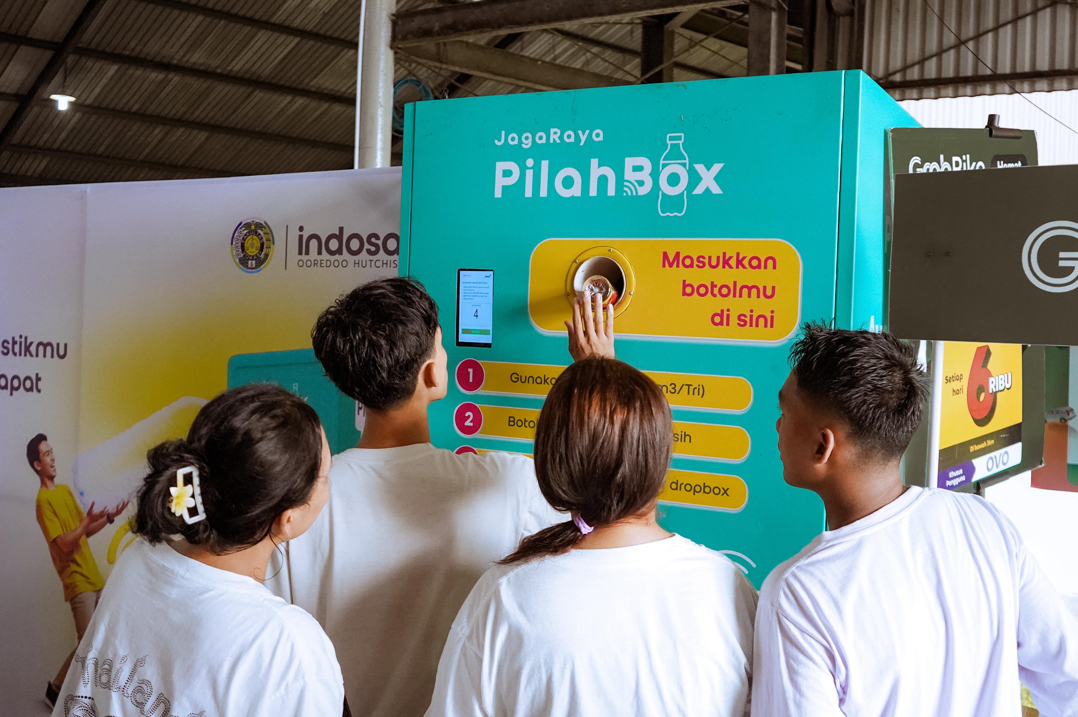 PILAHBOX: Mahasiswa mencoba PilahBox untuk ditukarkan dengan pulsa Indosat di ajang Vokasi USU 2025. (Dok: Indosat)