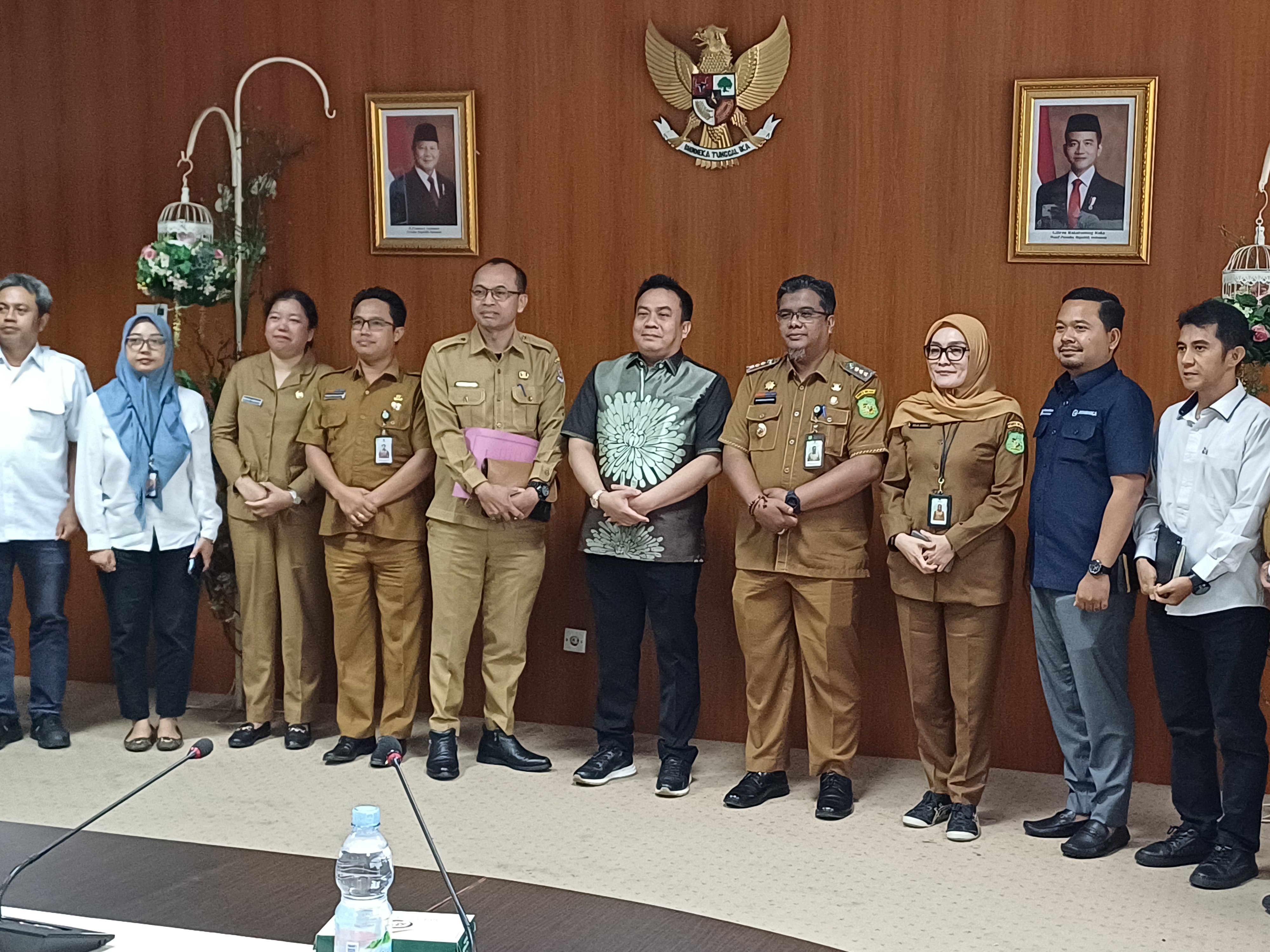 RAPAT: Zulkarnaen S.K.M bersama jajaran Pemko Medan, Pemkab Deliserdang, BBPJN, Jasa Marga, pengembang CitraLand usai memimpin rapat Finalisasi Penanganan banjir. (Dok: Markus Pasaribu/ Sumut Pos)