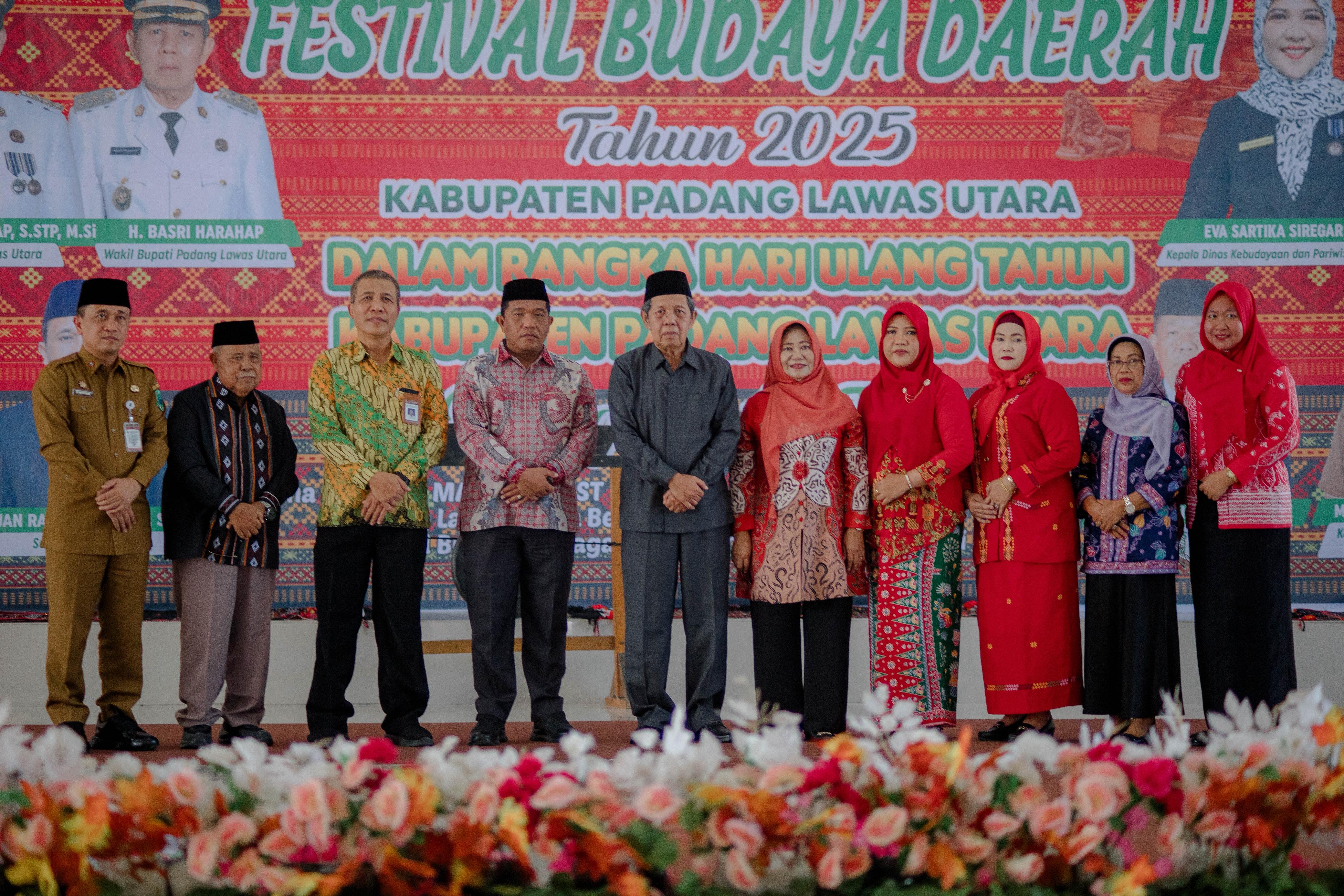 FESTIVAL: Stakeholder Paluta berfoto bersama saat Festival Budaya Daerah yang bertema