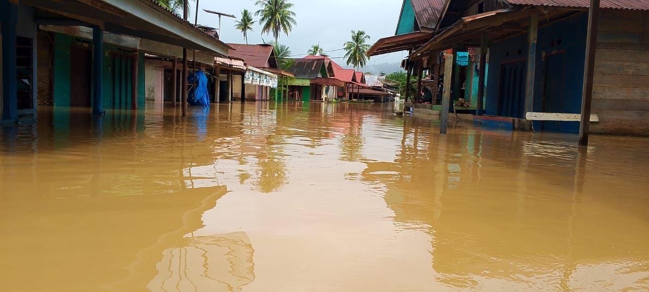 BANJIR: Kondisi banjir menggenangi wilayah Kabupaten Mandailing Natal dan Tapanuli Tengah akibat cuaca buruk dalam beberapa hari terakhir. (Dok: BPBD Sumut)