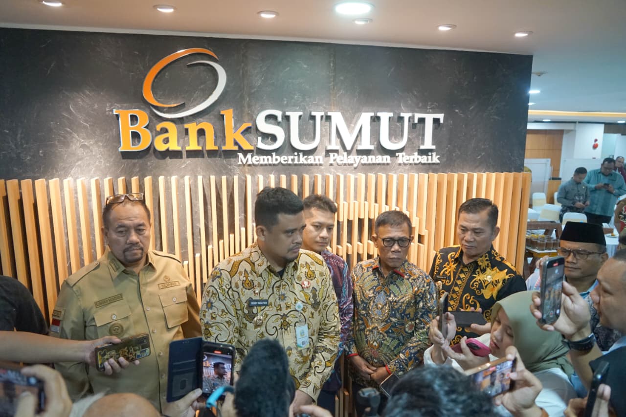 KETERANGAN: Gubernur Sumut Bobby Nasution saat menyampaikan keterangan usai gelaran Rapat Umum Pemegang Saham Luar Biasa PT Bank Sumut, Senin (24/11). (Dokumen Bidang Humas Bank Sumut)