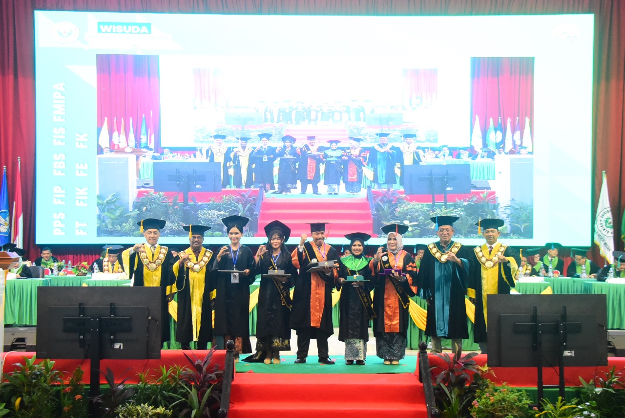 TERBAIK: Rektor Unimed Prof Baharuddin dan Ketua Senat Unimed Prof Syawal Gultom diabadikan bersama para wisudawan terbaik di Gedung Auditorium Unimed, Senin (24/11). (Dokumen Humas Unimed)