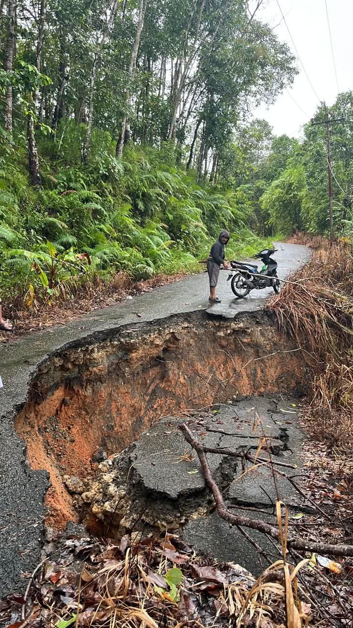 Kondis Jalan Desa Hilimondregeraya putus total akibat longsor.   (Eriusman Duha/ Sumut Pos)