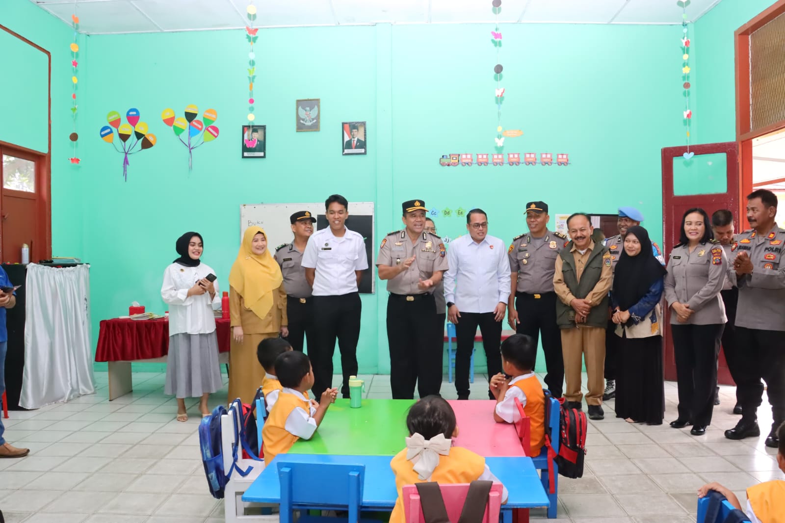 Para pejabat Polres Tebingtinggi bersama unsur pemerintah kota berinteraksi dengan siswa TK Kemala Bhayangkari saat peluncuran Program Makan Bergizi Gratis (MBG), Senin (24/11/2025