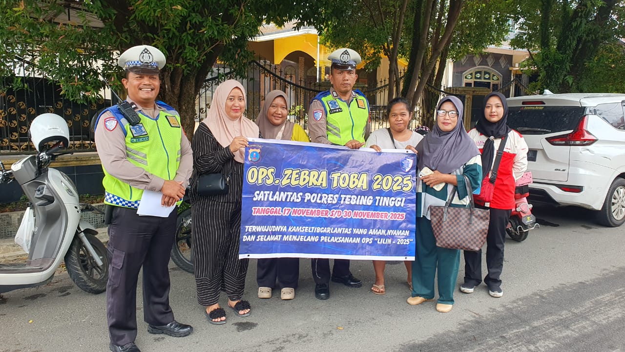 Petugas Satlantas Polres Tebing tinggi bersama warga saat melaksanakan sosialisasi Ops Zebra Toba 2025 di salah satu titik kegiatan.(24/11/2025). (Azan Purba/ Sumut Pos)