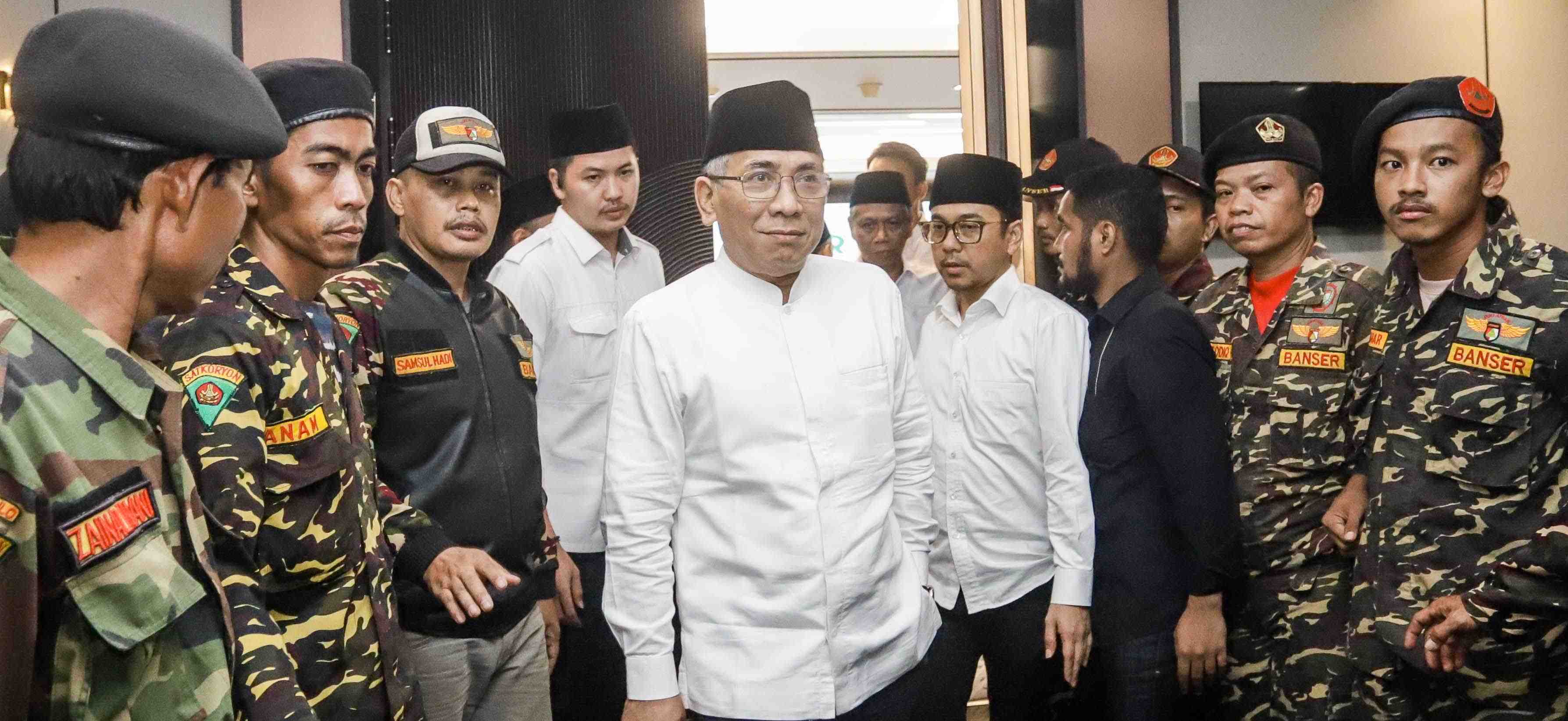 Ketua PBNU, Yahya Cholil Staquf (Gus Yahya) mendapat pengawaln dari banser usai menghadiri rapat bersama kades se _Indonesia.