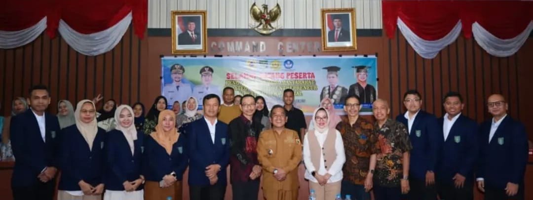 BERSAMA: Wabup Labusel foto bersama mahasiswa dan dosen UISU. (ISTIMEWA/SUMUT POS)