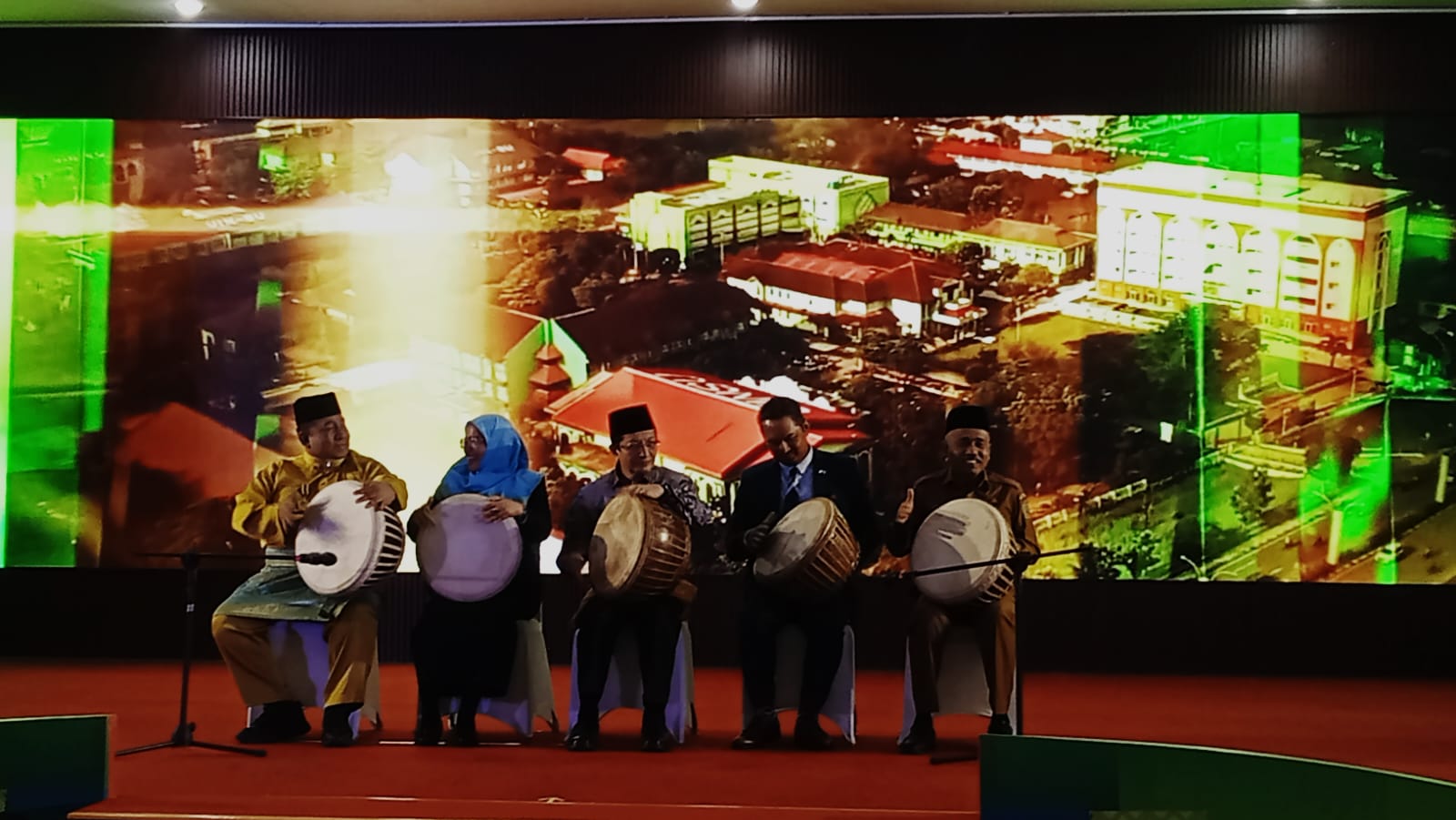 PEMBUKAAN: Menteri Agama Nasaruddin Umar (tengah) bersama rektor UIN Sumatera Utara dan narasumber membuka seminar internasional. (Deddi Mulia Purba/Sumut Pos)