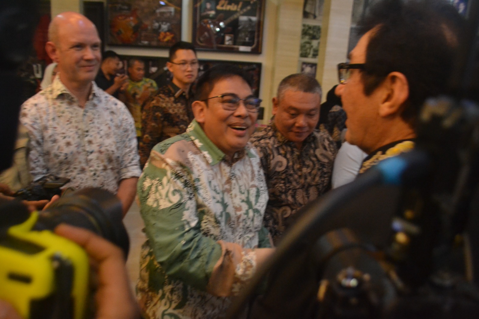 SYUKURAN: Tun DR Rahmat Shah (kanan) menyerahkan tiga bukunya kepada Prof Dr Khairil Ansari MPd dan undangan syukuran dan silaturahim. (Deddi Mulia Purba/Sumut Pos)