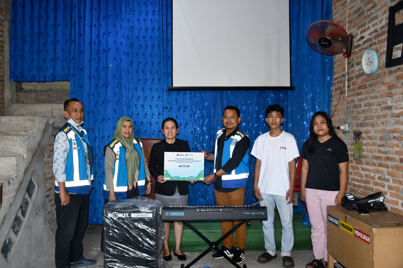 MUSIK: Toll Collection and Management Department Head RO1JNT, Roberto Pehulisa Tarigan menyerahkan perlengkapan musik kepada Gereja Keesaan Injili Indonesia Jemaat Pemulihan Medan. (Dok: JNT)