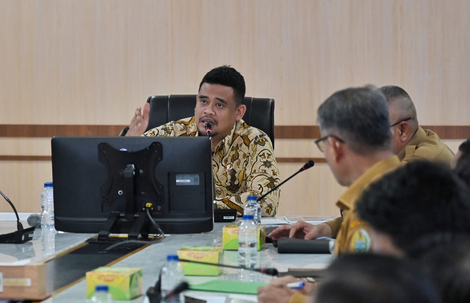 PIMPIN: Gubernur Sumatera Utara (Sumut) Muhammad Bobby Nasution menghadiri Rapat Pembahasan Tindak Lanjut Aksi Damai dan Evaluasi Operasional PT. Toba Pulp Lestari (TPL) di Kantor Gubsu, Senin (24/11)