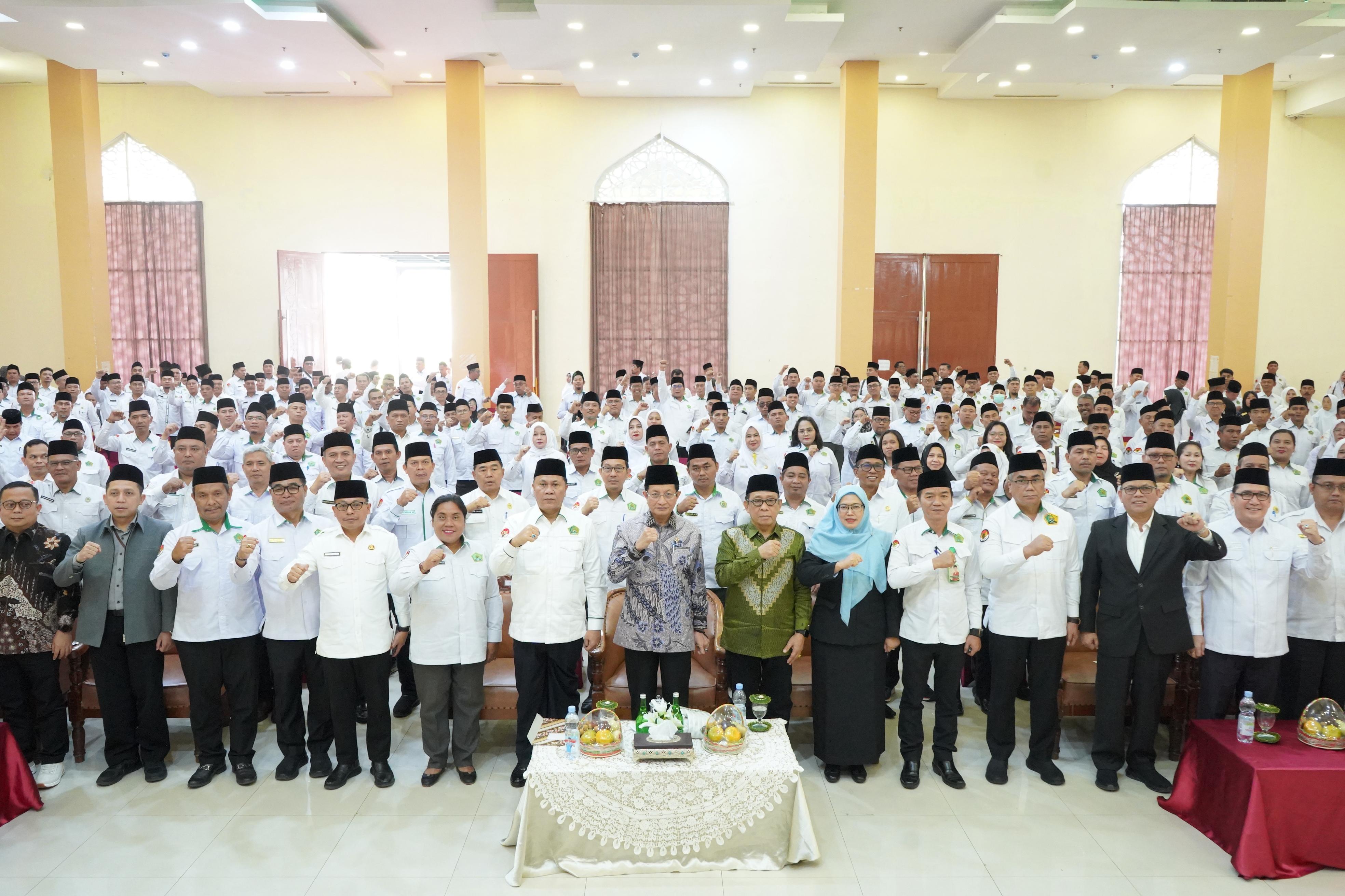 BERSAMA: Menteri Agama RI Prof. Dr. KH. Nasaruddin Umar, foto bersama Kepala Kantor Wilayah Kementerian Agama Provinsi Sumatera Utara H. Ahmad Qosbi, dan jajaran. (Dok: istimewa)