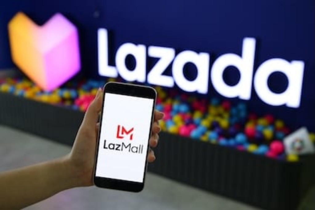 LAZMALL: Seseorang menunjukkan kanal LazMall dari Lazada.
