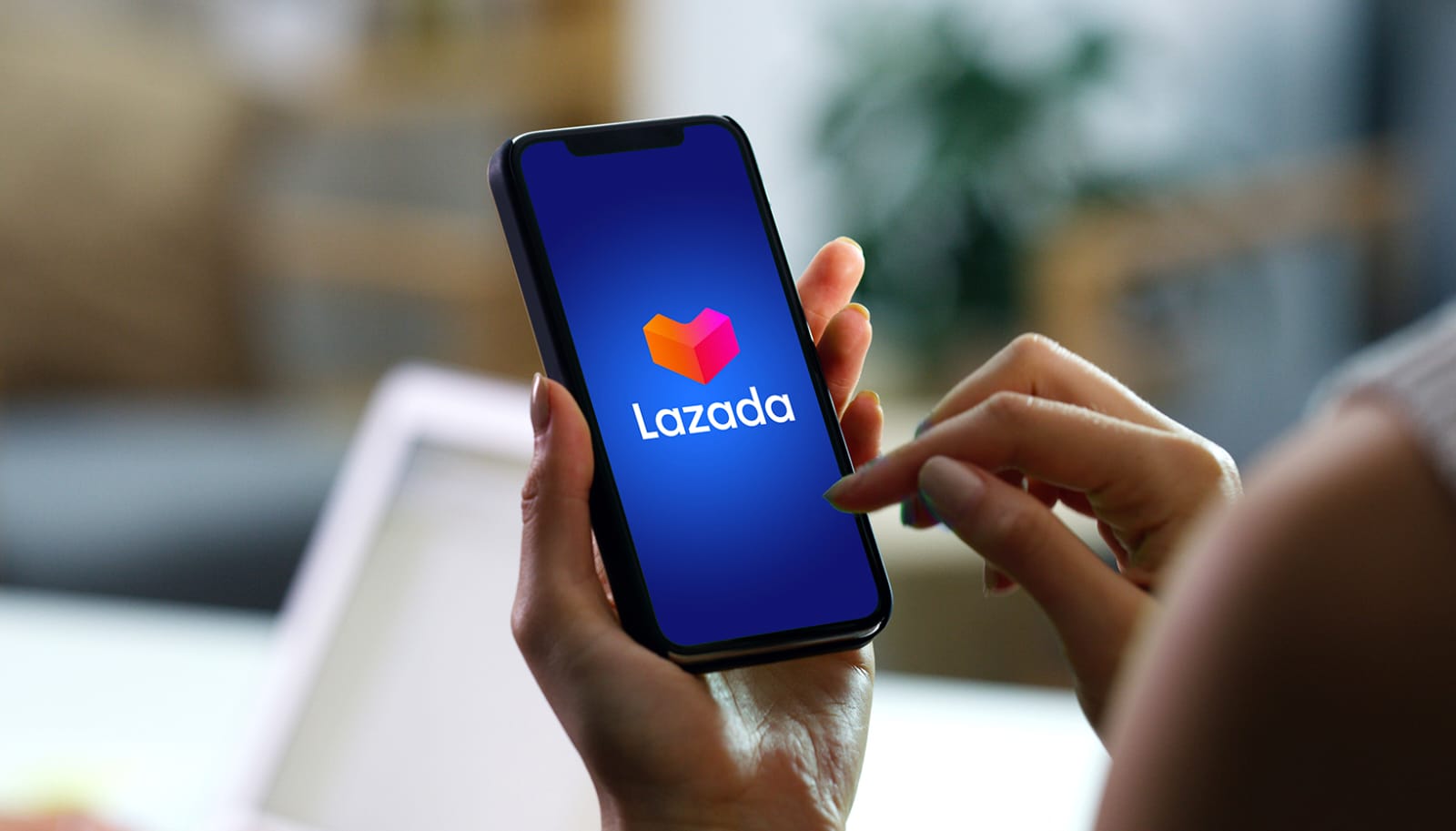 LAZADA: Seseorang saat membuka aplikasi Lazada.