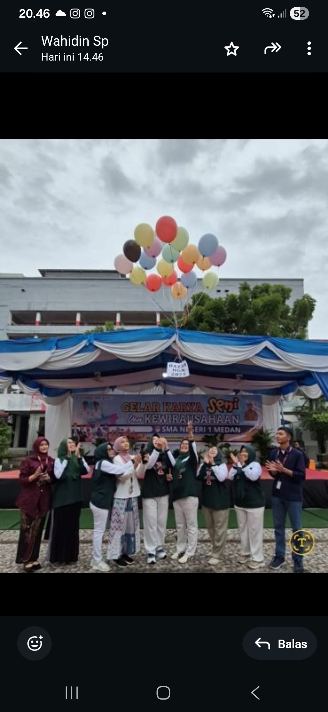 BUKA: Kepala Sekolah SMA Negeri 1 Medan, Elfi Sahara, S.Pd,  saat membuka acara dengan melepas balon bersama jajaran guru-guru. (Dok: istimewa)