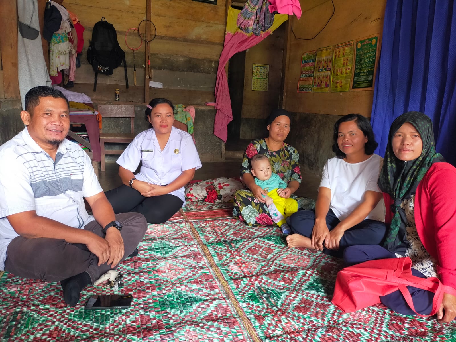 BERSAMA: Kepala Puskesmas, kepala desa, kader TPK dan bindes, serta warga penerima manfaat program pendampingan dari Tanoto Foundation.(Rudi Sitanggang/Sumut Pos )