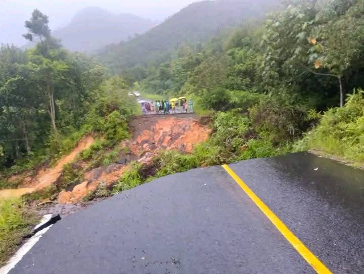 Badan jalan amblas di Kelurahan Rianiate, Kecamatan Angkola Sangkunur, tepat di kawasan sekitar Danau Siais. (SUBANTA/SUMUT POS)
