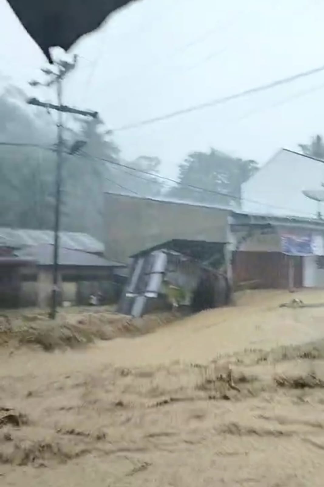 Luapan banjir memasuki pemukiman warga di kawasan Tapanuli Selatan.(ISTIMEWA/SUMUT POS)