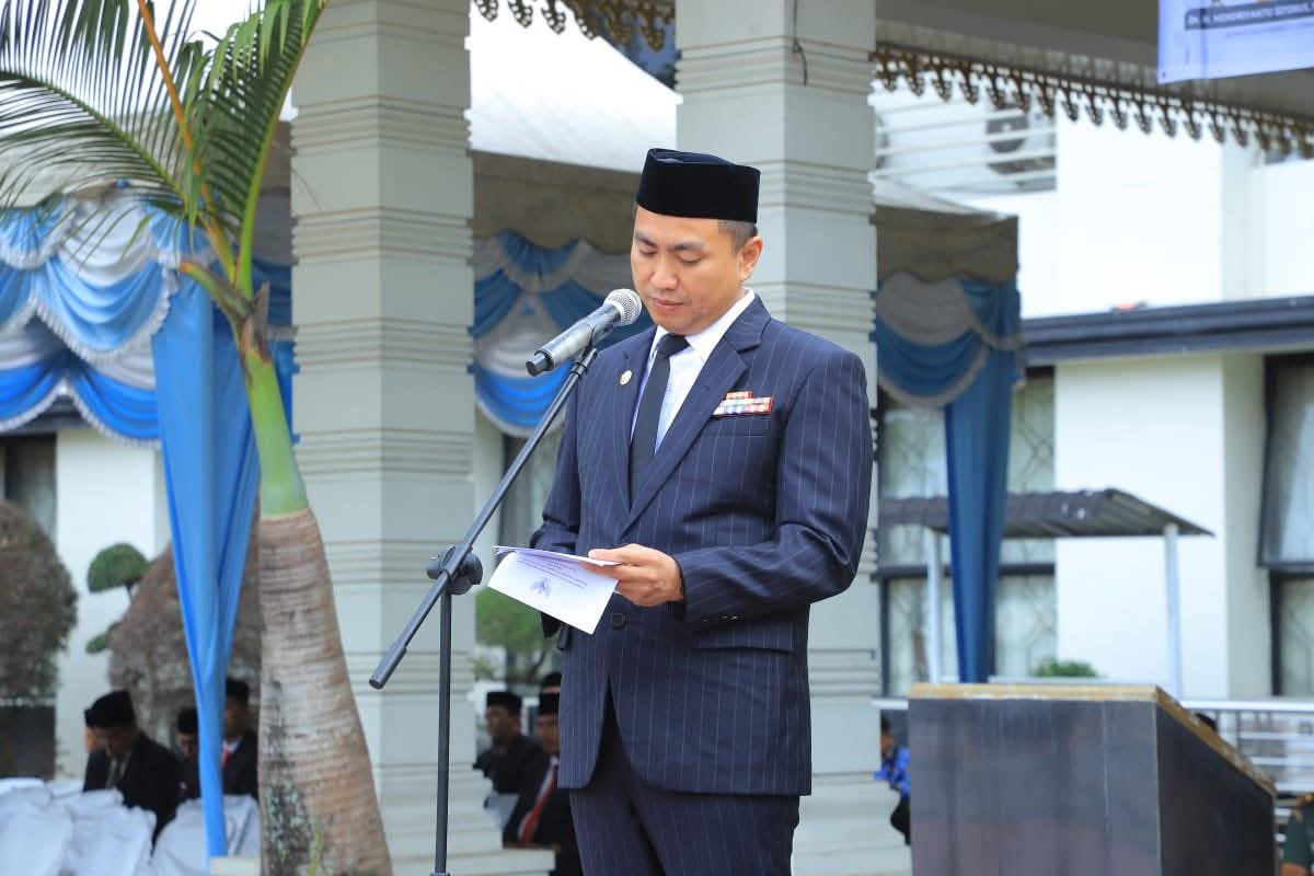 Bupati Labuhanbatu Utara ( Labura) Dr. H. Hendriyanto Sitorus, S.E., M.M., memimpin Upacara Peringatan Hari Guru Nasional 2025 di Kantor Bupati, Selasa (25/11/25). (Asri Tarigan / Sumut Pos )